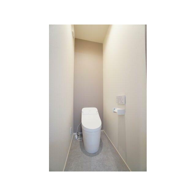 タンクレスタイプのトイレで見た目スッキリ♪清潔感もあります。※類似物件の参考画像です。