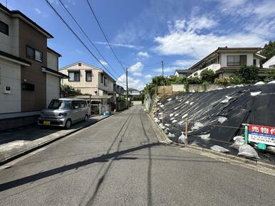 南側前面道路は５ｍと広く、駐車にも困りません！