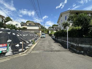 東側前面道路は５ｍと広く、駐車にも困りません！