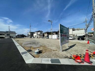信達エリアで９区画の街が誕生。和泉砂川駅まで徒歩９分、国道２６号線まですぐの好立地で住まう。