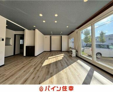 南西向きで日当たり良好なリビング