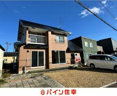 前面が駐車場となっております。