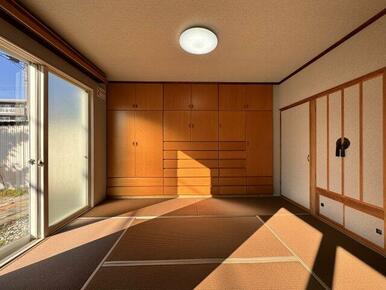 大容量の壁面収納付き和室。