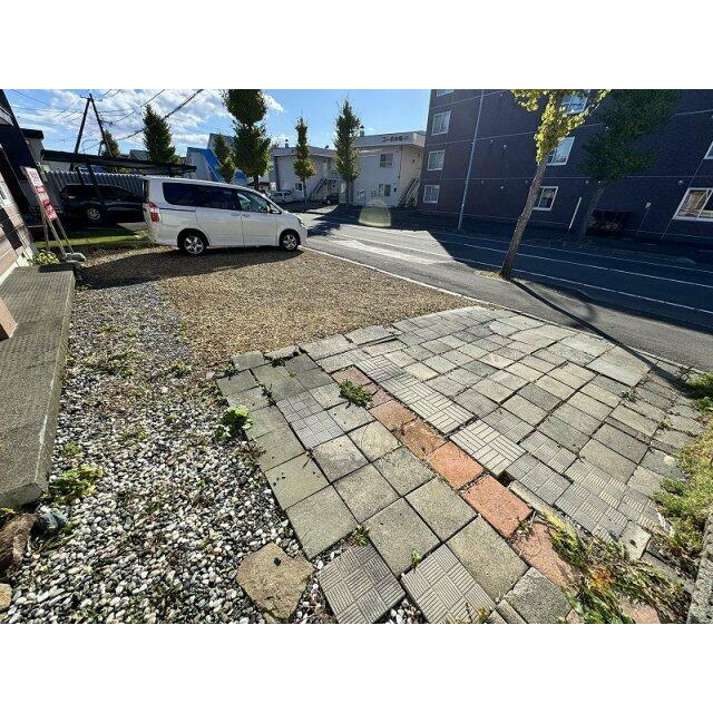 縁石切り下げしたので2か所から入れます。