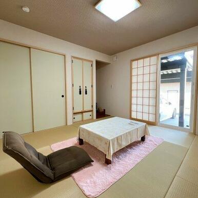 玄関横には来客時にお使いいただける１階和室！