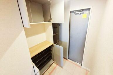 玄関：新調した下駄箱には靴をすっきりと収納できます。