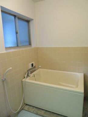 窓付きバスルーム（追焚き付き）