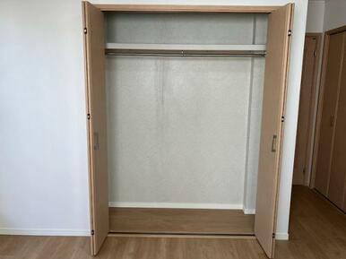 洋室7.5帖　クローゼット二つございます
