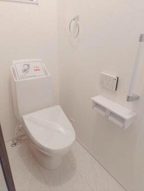 トイレでの転倒リスクを減らしてくれる手すり付き（1号棟）