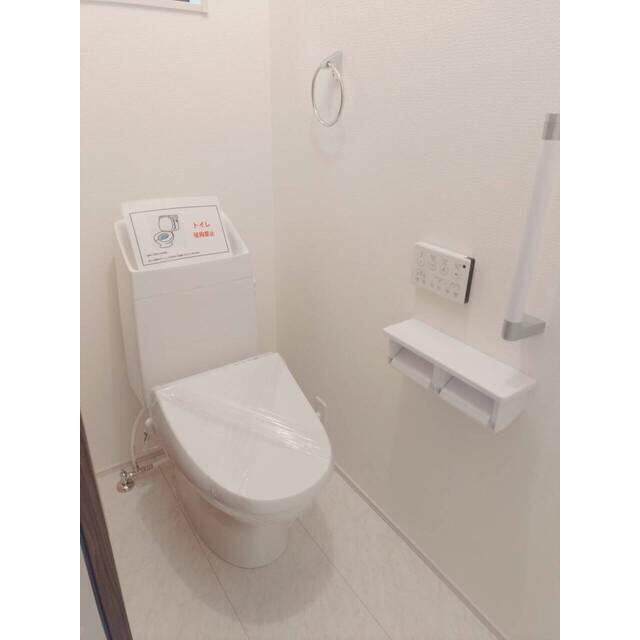 トイレでの転倒リスクを減らしてくれる手すり付き（1号棟）