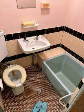 お風呂とトイレ、洗面台があります