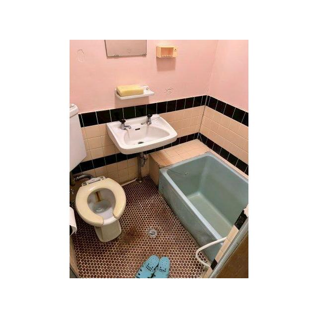 お風呂とトイレ、洗面台があります