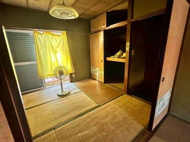 2階の和室、バルコニー側です