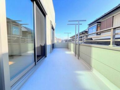 「バルコニー」ワイドバルコニーで広々しています