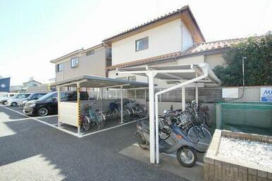 駐輪場は屋根付きです。