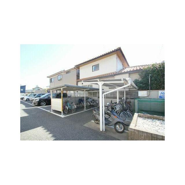駐輪場は屋根付きです。
