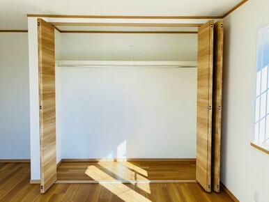 「洋室」2階11帖洋室にも大容量の収納スペースあります。