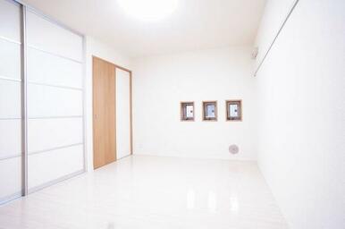 ７．２帖の洋室。陽射しの差し込む明るいお部屋です。こちらのお部屋にも備え付けのＬＥＤシーリング照明…