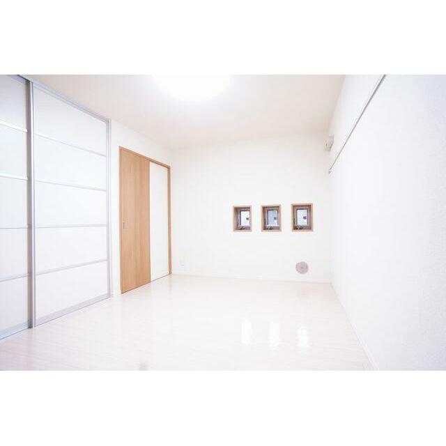７．２帖の洋室。陽射しの差し込む明るいお部屋です。こちらのお部屋にも備え付けのＬＥＤシーリング照明…