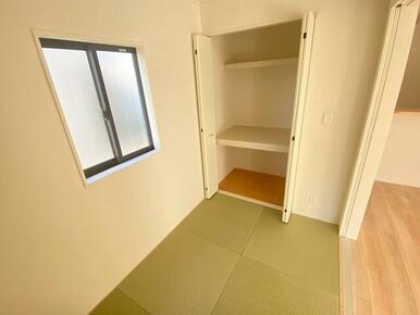 リビングの横には和室があります。 和室はお子様のお昼寝や遊ぶスペースにもちょうどいいです☆