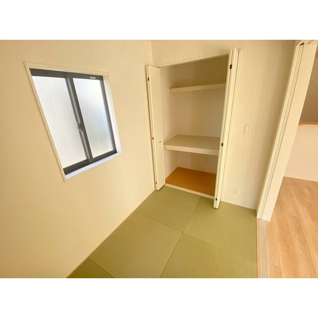 リビングの横には和室があります。 和室はお子様のお昼寝や遊ぶスペースにもちょうどいいです☆