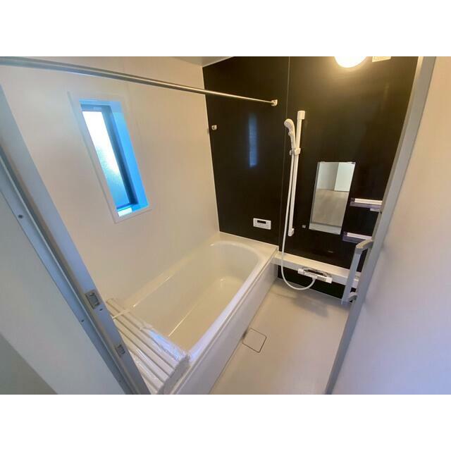 一坪タイプのユニットバスは、足をしっかりと延ばして一日の疲れを癒せますね！ 浴室暖房乾燥機も完備!カビの心配が無いのはもちろん、 雨の日のお洗濯物はお風呂で乾かせます。