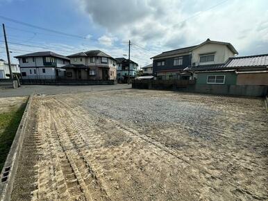 前面道路より向かって右側の区画です。