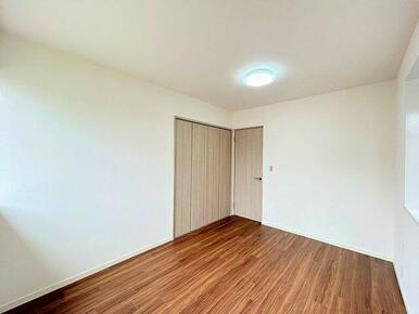 「２階南西側洋室」約６帖のお部屋です。