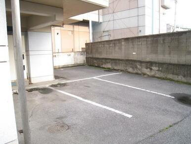アスファルト舗装の駐車場です