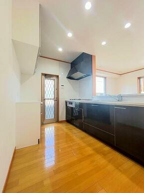 「カウンターキッチン」豊富な収納付きです。リビングを見渡せます。