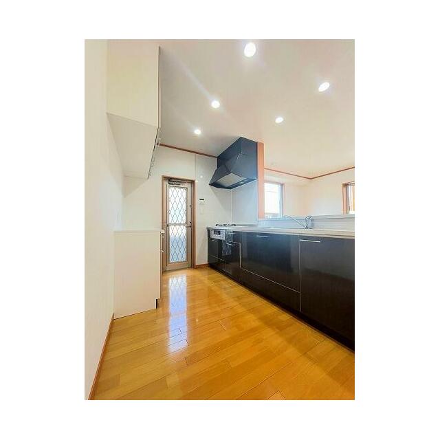 「カウンターキッチン」豊富な収納付きです。リビングを見渡せます。