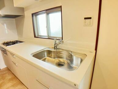 「キッチン」広々と使えるシンクです。