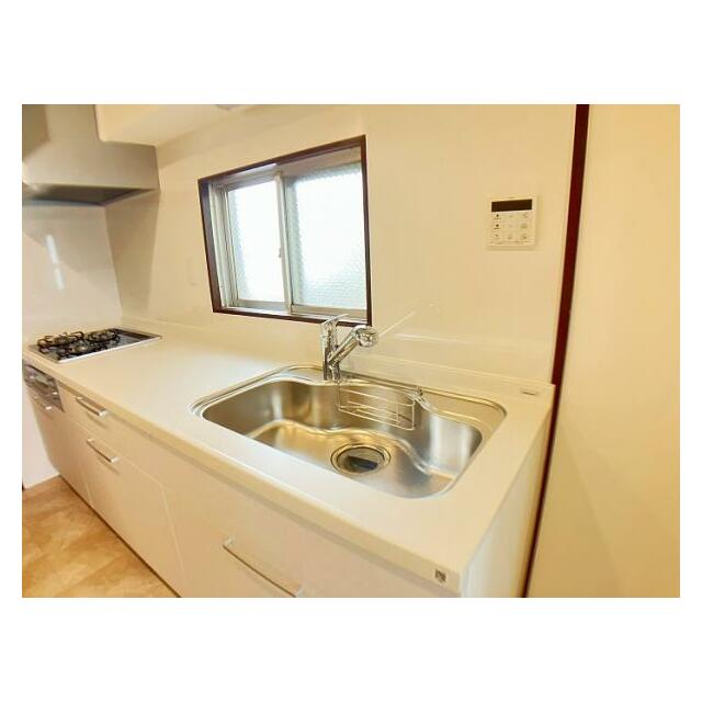 「キッチン」広々と使えるシンクです。