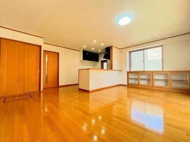 「LDK」約17帖の空間です。嬉しい収納付きです。