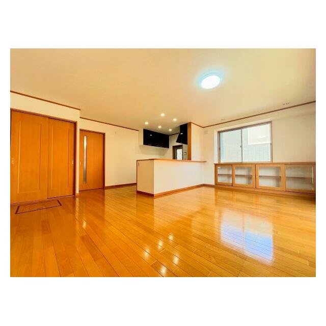 「LDK」約17帖の空間です。嬉しい収納付きです。