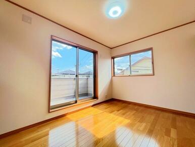 「2階南西側洋室＿約6帖」2面採光につき陽当たり良好です。