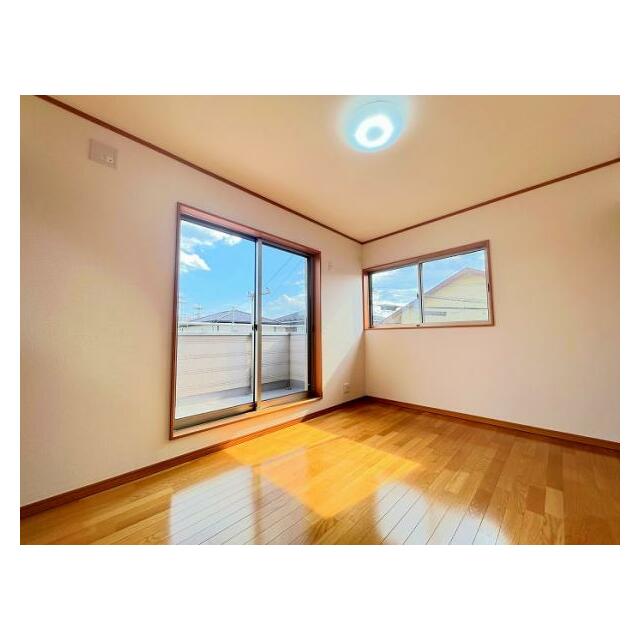 「2階南西側洋室＿約6帖」2面採光につき陽当たり良好です。