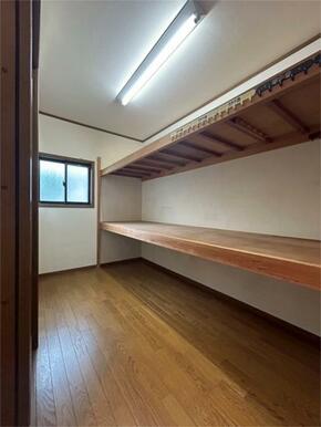 ２階ホールにある独立した収納スペースです