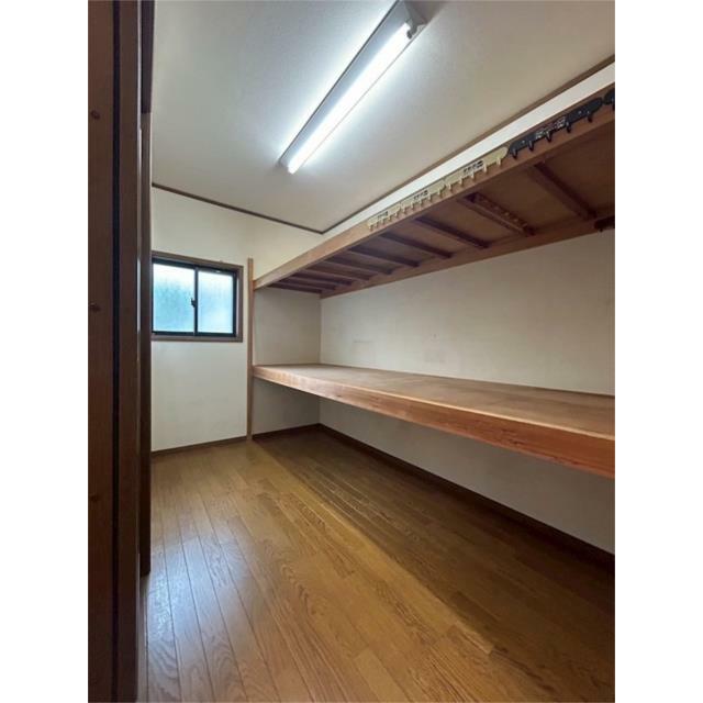 ２階ホールにある独立した収納スペースです