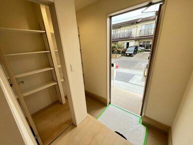 開ければ広がる、閉じれば落ち着く玄関（2号棟）