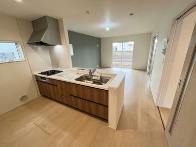 くつろぎスペースとしてはもとより、リビングに学習やテレワークのスペースを設けるご家庭も増えています（2号棟）