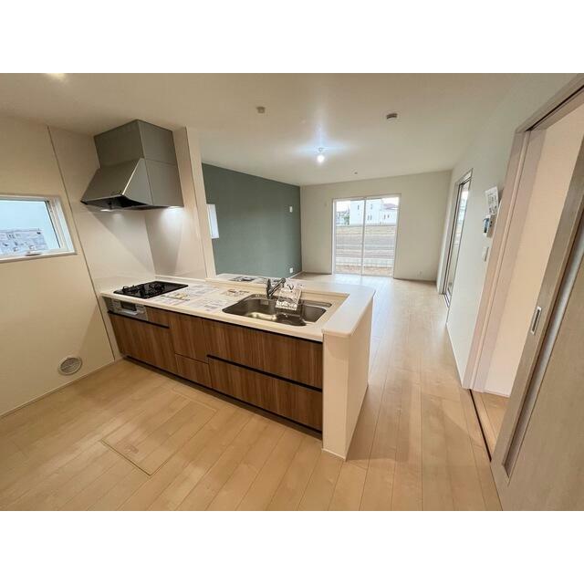 くつろぎスペースとしてはもとより、リビングに学習やテレワークのスペースを設けるご家庭も増えています（2号棟）