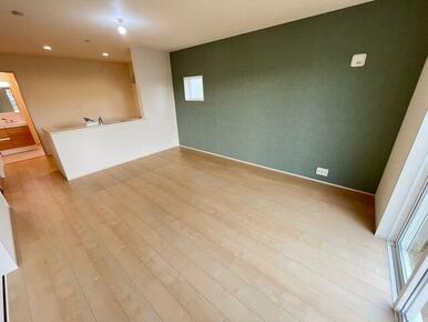 遊び心のあるアクセントクロスがリビングに華やぎを与えます（2号棟）