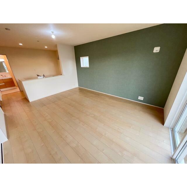 遊び心のあるアクセントクロスがリビングに華やぎを与えます（2号棟）