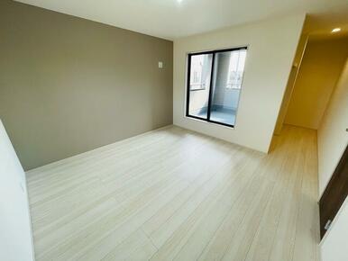 アクセントをつけたクロスでスタイリッシュな空間（1号棟）