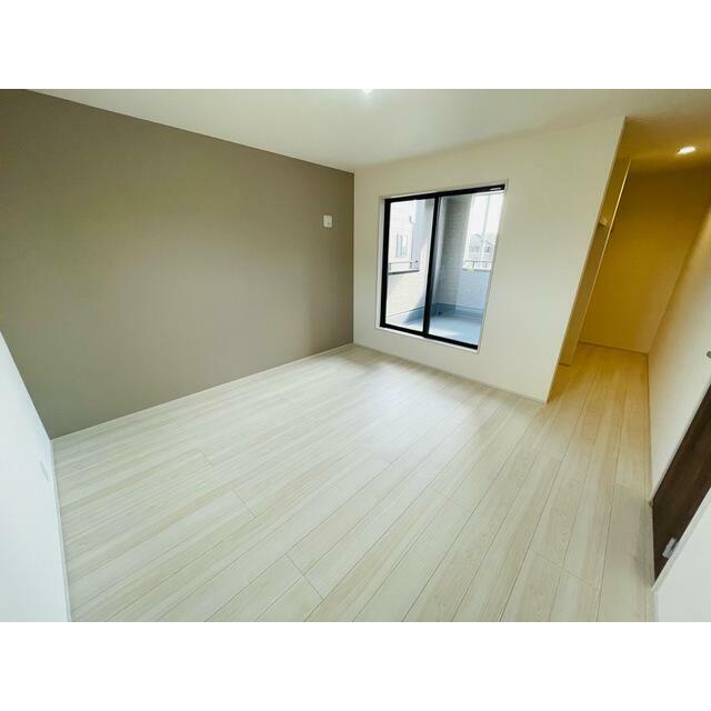 アクセントをつけたクロスでスタイリッシュな空間（1号棟）