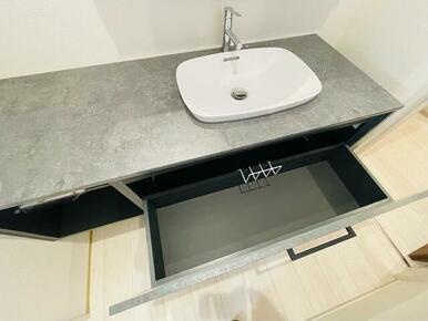 一日の始まりは洗面所から。さぁ顔を洗って気合を入れよう（1号棟）