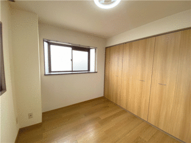 たっぷり収納つきの洋室