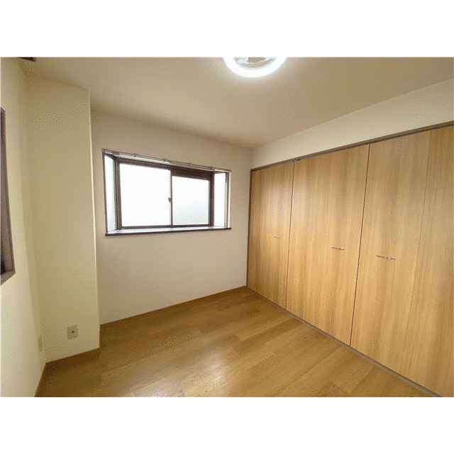 たっぷり収納つきの洋室