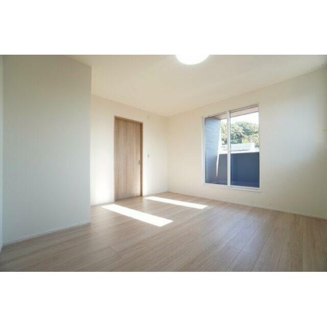 2階7.5帖洋室。ウォークインクローゼットとバルコニーがあるお部屋です。※類似物件の参考画像です。